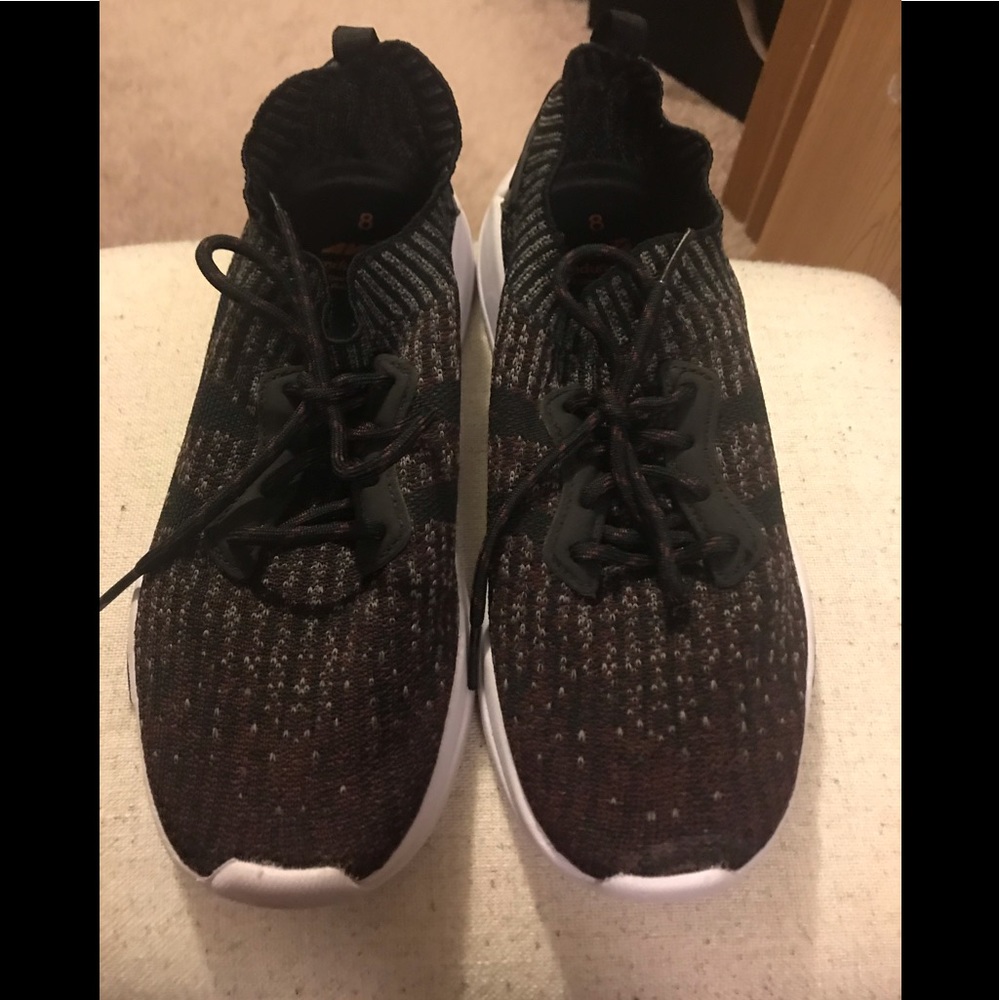 Athletic shoes